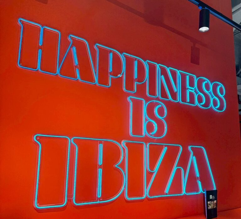 IBIZA 「HAPPINESS IS IBIZA」と光るネオンサイン